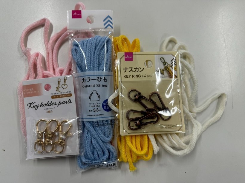 袋に入ったヒモと金具